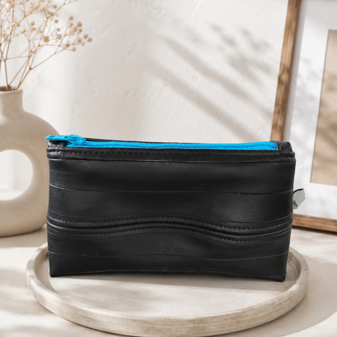 trousse de maquillage Récup'Osons en chambre à air bleu clair