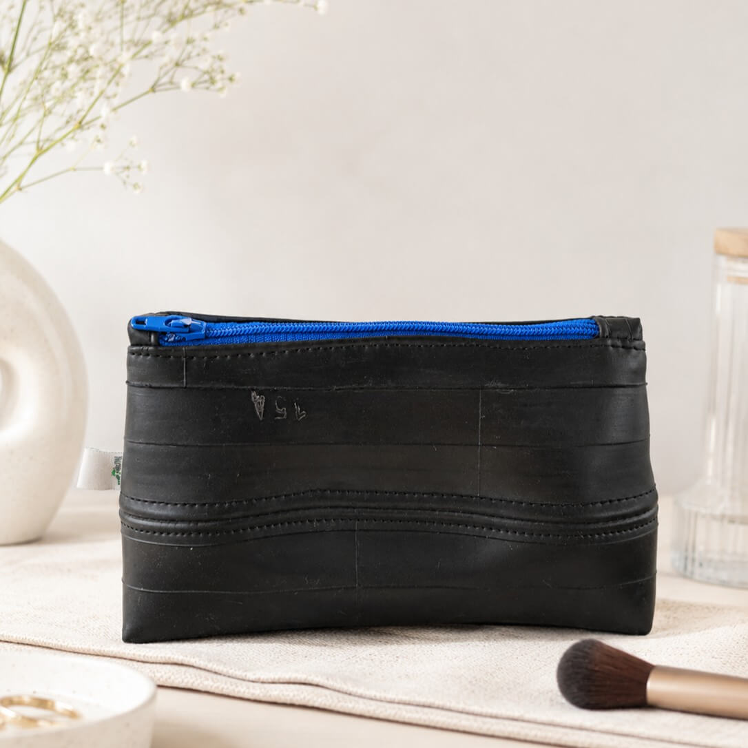 trousse de maquillage Récup'Osons en chambre à air bleu foncé