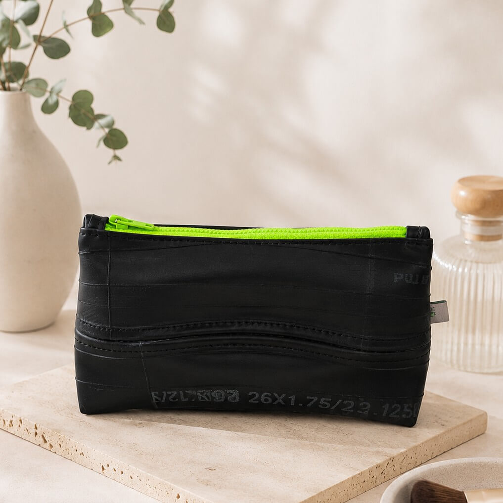 trousse de maquillage Récup'Osons en chambre à air vert fluo