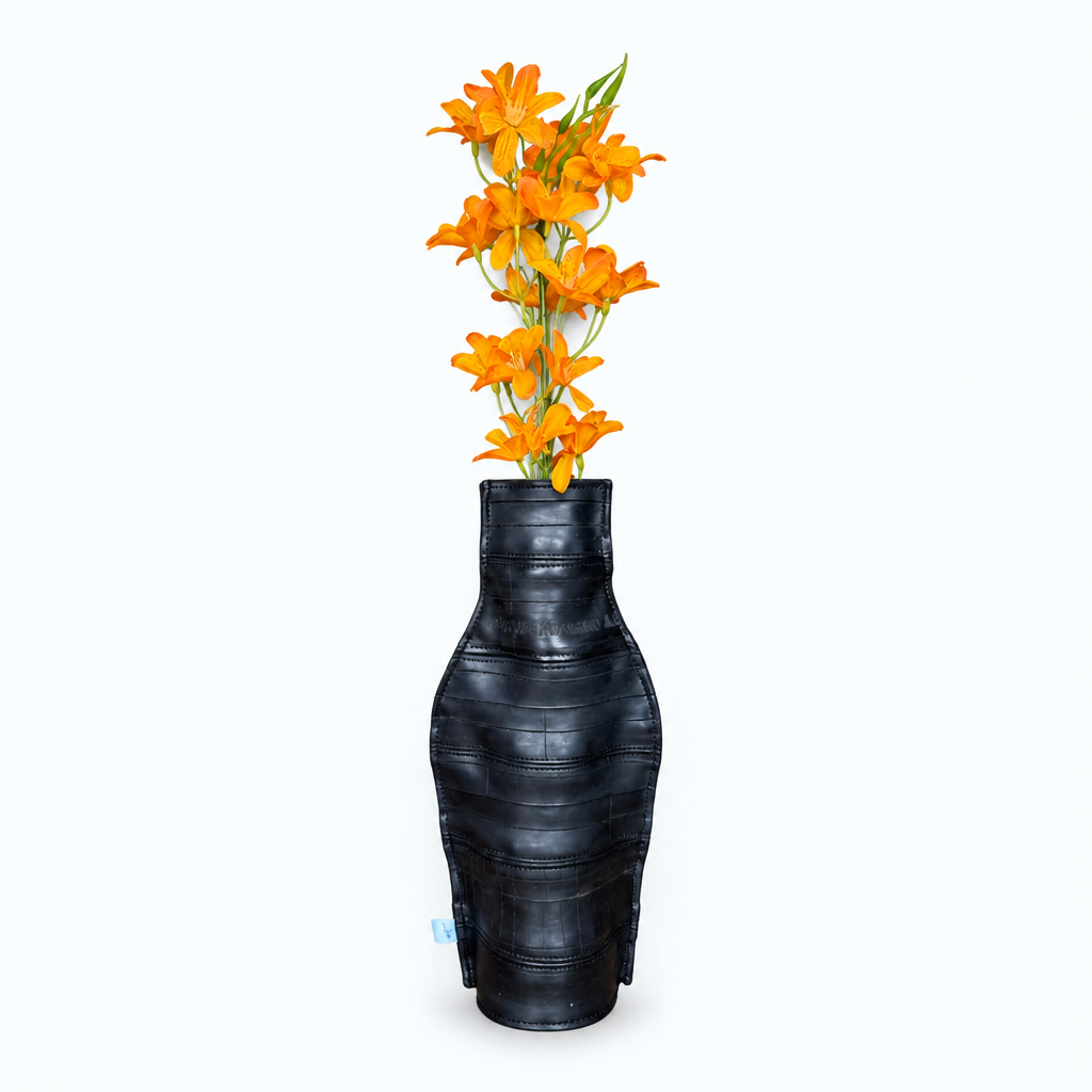 Vase noir et fleurs orange redressés et centrés