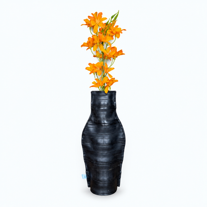 Vase noir et fleurs orange redressés et centrés